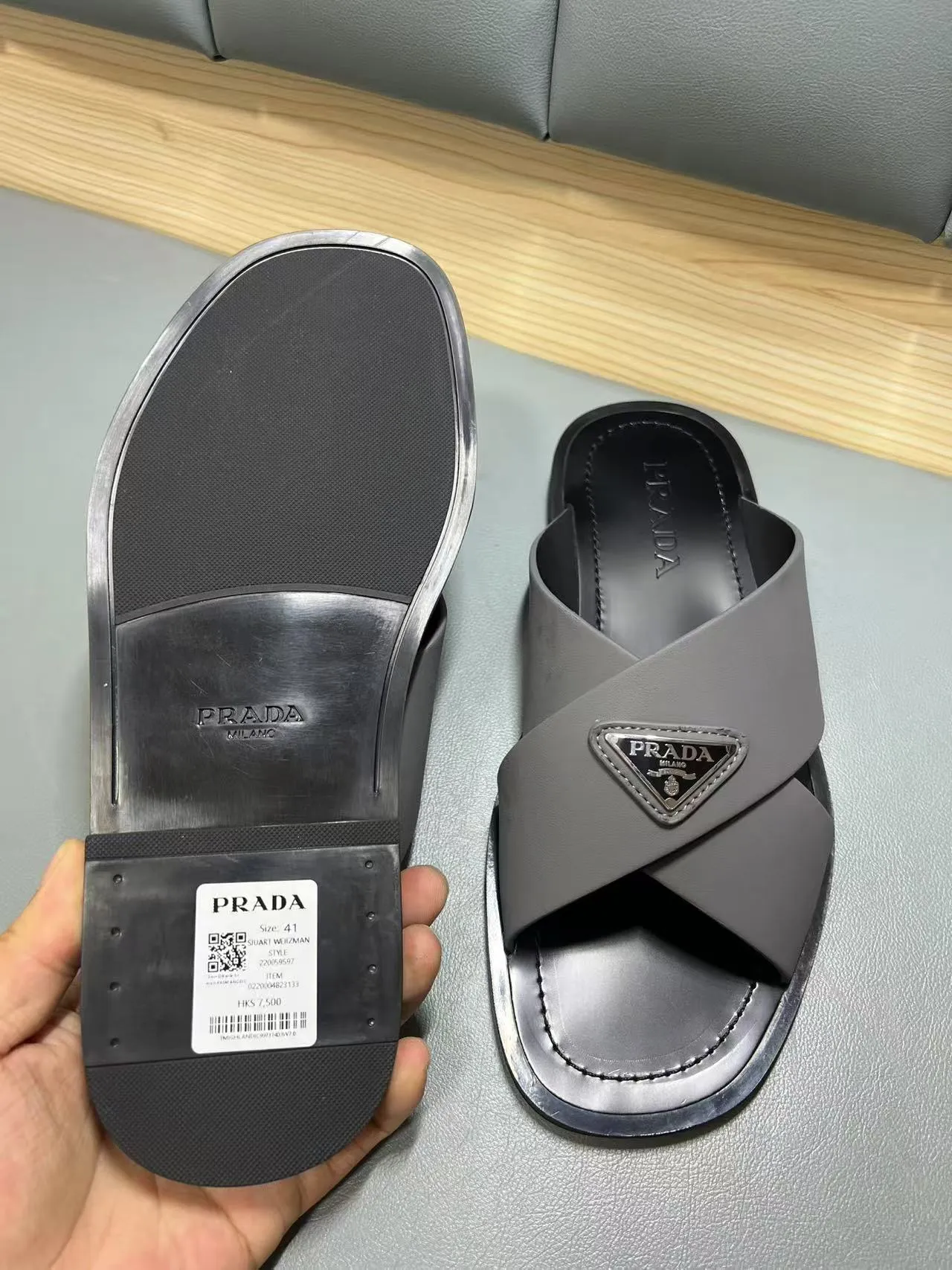 340💰PRADA Prada’s latest slippers are synchronized with the official website. This slipper is made of the brand’s unique and iconic Saffiano leather. The brand logo jumps out from the double straps, and the brand style is clearly visible. Cowhide gives men elegant charm and functional design, making it an ideal choice for vacation and leisure. Size:38-45